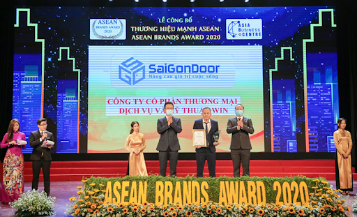 Sài Gòn Door nhận giải thưởng trong buổi lễ thương hiệu mạnh ASEAN
